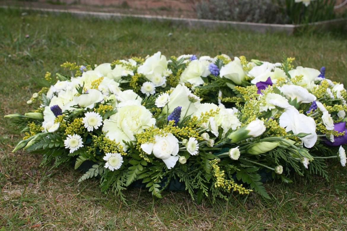 funeral-flowers-374183_1920.jpg
